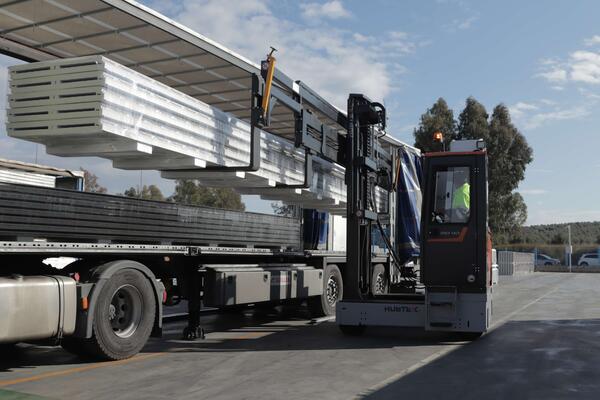 Truck unloading with the Hubtex PHOENIX multidirectional sideloader